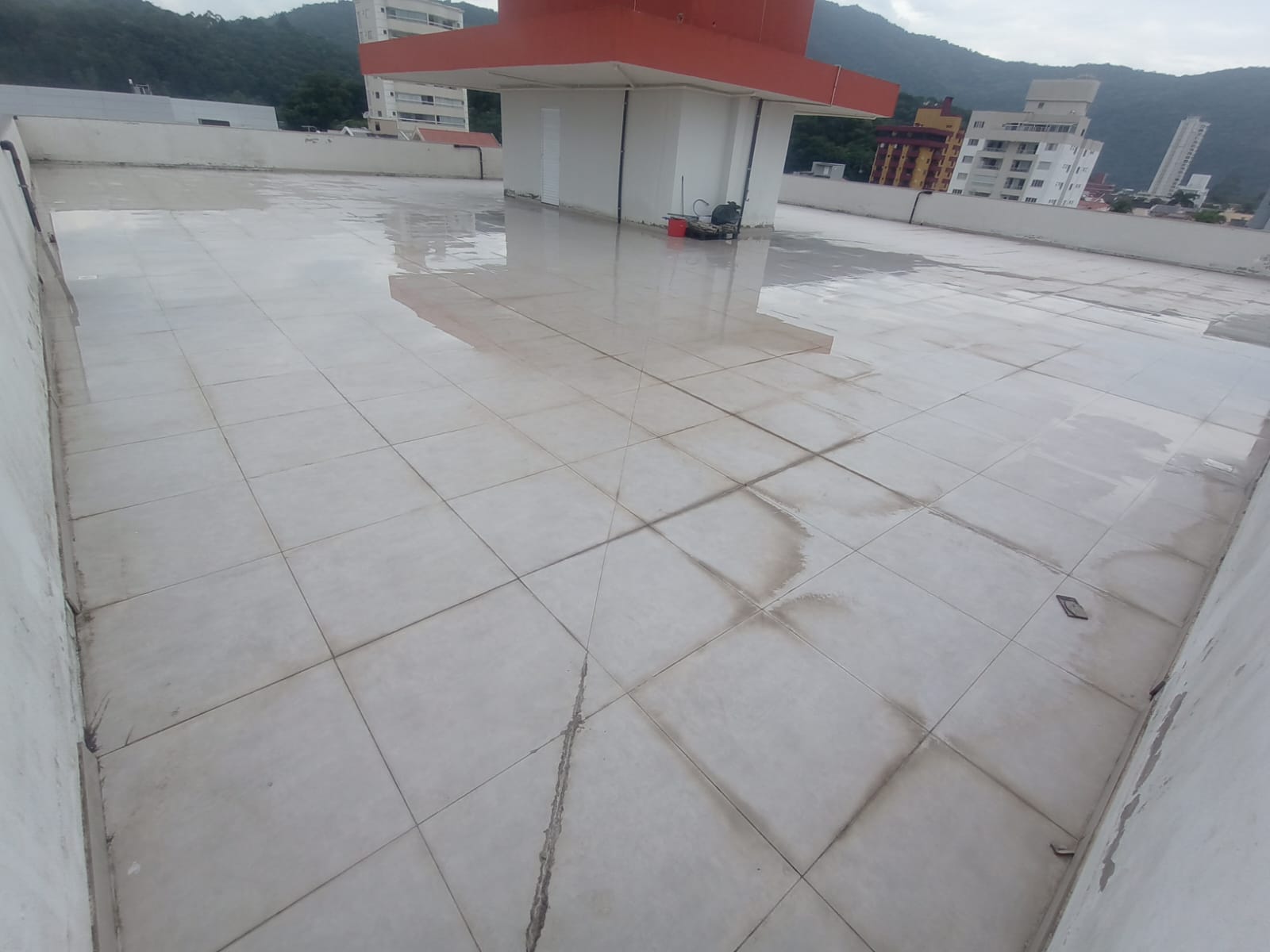 Limpeza pesada externa: quando o hidrojateamento ajuda?