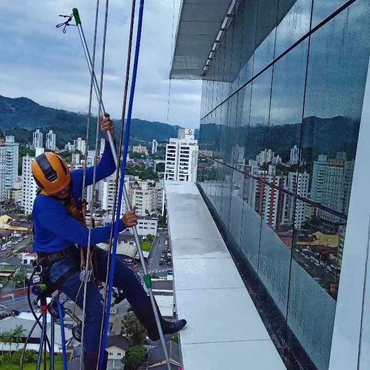 Limpeza em altura: como avaliar segurança e execução?
